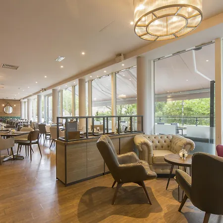 Hilton Garden Centre 4*